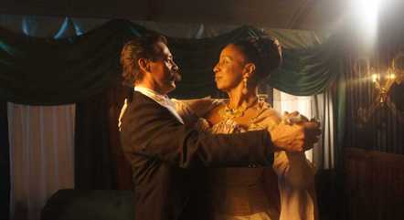 Igor Cotrim e Adriana Lessa em "O Martelo e A Coroa”|442x241
